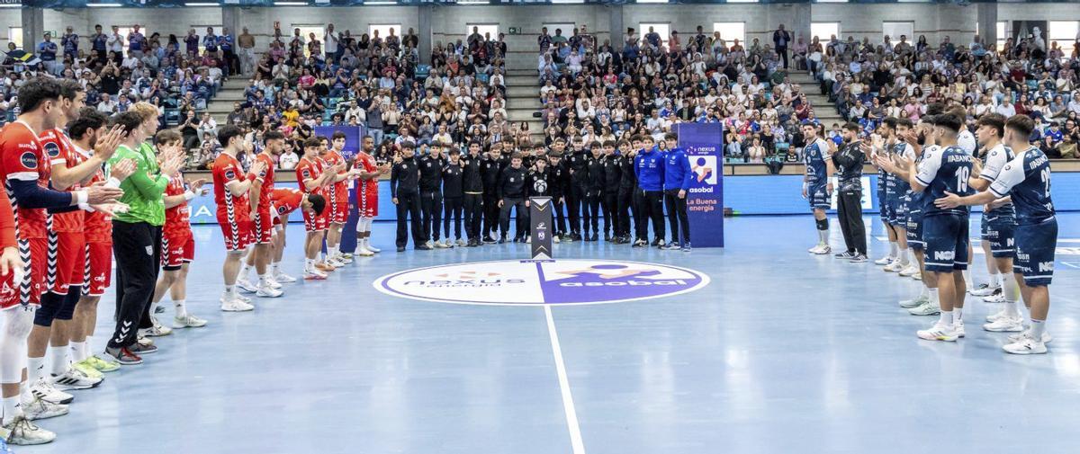El Frigoríficos y el Alicante le brindaron un pasillo a los jóvenes cadetes del Disalmo Luceros, flamantes campeones de Galicia.  | EMMA BELMONTE