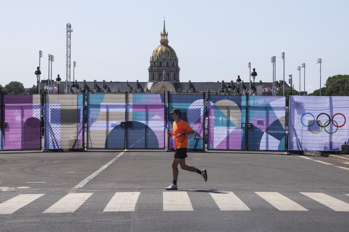 Paris (France), 17/07/2024.- A man runs near sports facilities for the Paris 2024 Olympic Games at the Invalides in Paris, France, 17 July 2024. From 18 to 26 July, the day of the Opening Ceremony of the Paris 2024 Olympic Games, security measures will be put in place in the French capital along the Seine rivers banks and quays ahead of the main event. The Summer Olympics are scheduled to take place from 26 July to 11 August 2024 in Paris. (Francia) EFE/EPA/TERESA SUAREZ