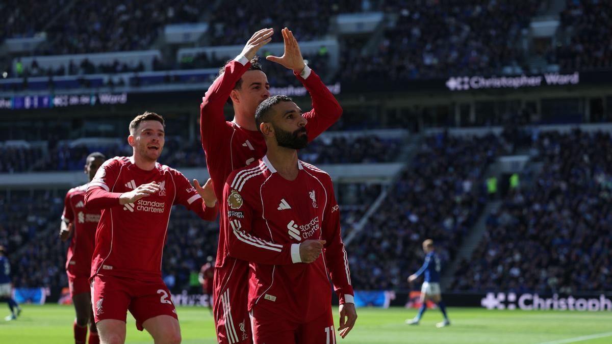 Curtis Jones 'corona' a Mohamed Salah, del Liverpool en el derbi ante el Everton