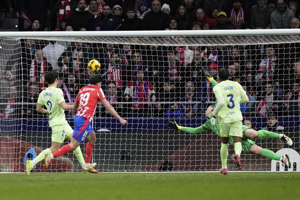 Julián marca ante el Barça.