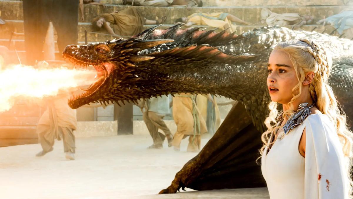 Daenerys, con uno de sus dragones en 'Juego de tronos'.