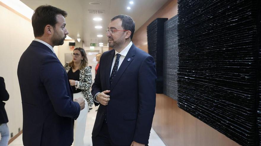 Barbón podría perder el Gobierno pese a que el PSOE ganaría las elecciones en Asturias, según una encuesta a la que el ejecutivo de Barbón quita hierro