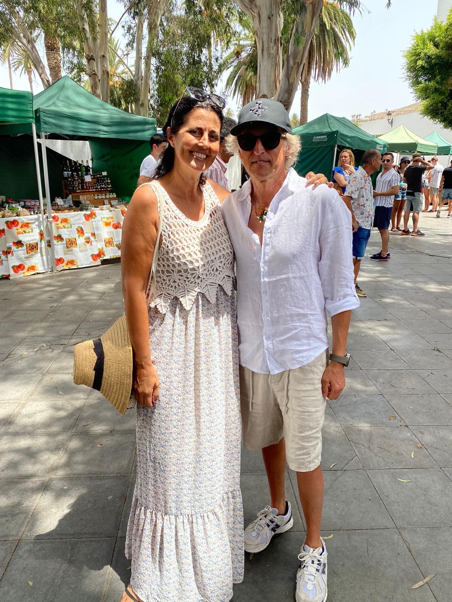 Pedro Sánchez y Jesús Calleja visitan el mercadillo de Haría