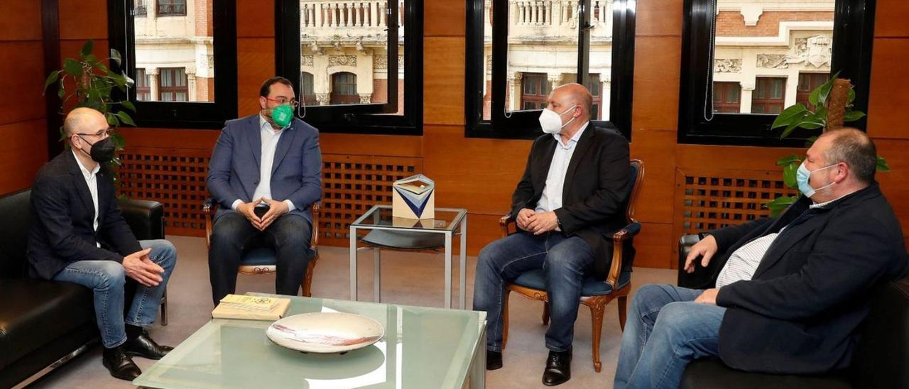 Por la izquierda, Luis Felipe Fernández, Adrián Barbón, Francisco Javier Vinjoy y César Álvarez, ayer, en la reunión en la sede de Presidencia, en Oviedo. | A. Á.