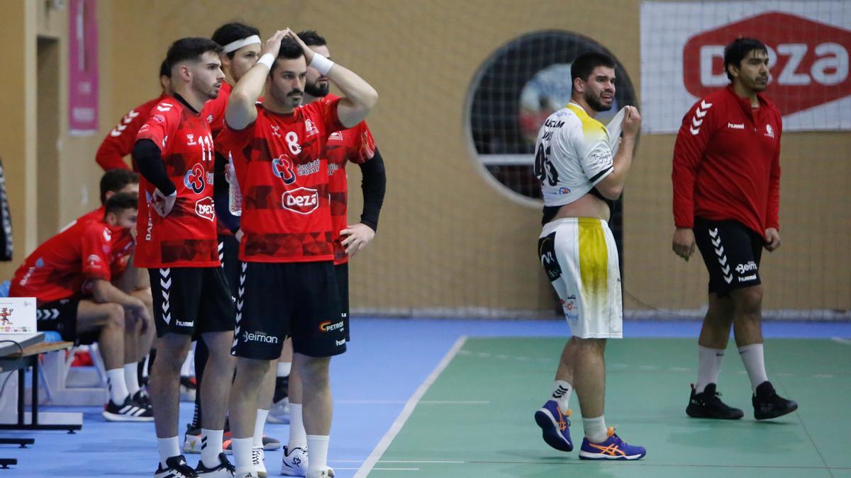 Los jugadores, afectados por la jugada que supuso la retirada del jugador del Alarcos.