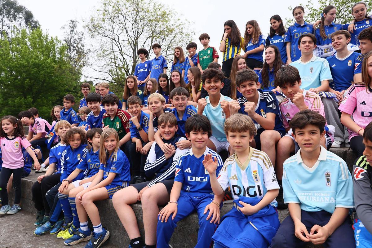 EN IMÁGENES: Los alumnos del colegio École se visten de azul para apoyar al Real Oviedo