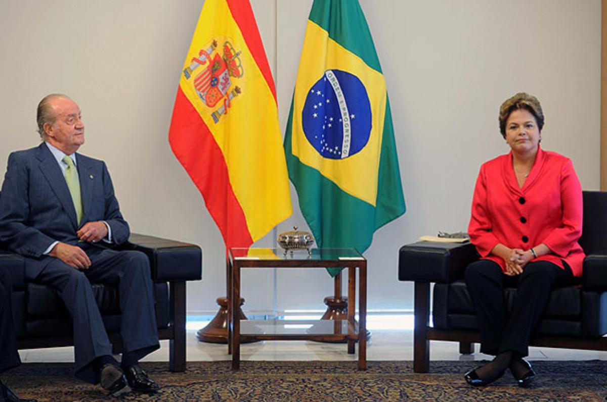 El rei Joan Carles i la cap d’Estat brasilera, Dilma Rousseff, abans de la reunió per tractar sobre les relacions econòmiques i polítiques dels dos països, al palau presidencial de Planalto, a Brasília.