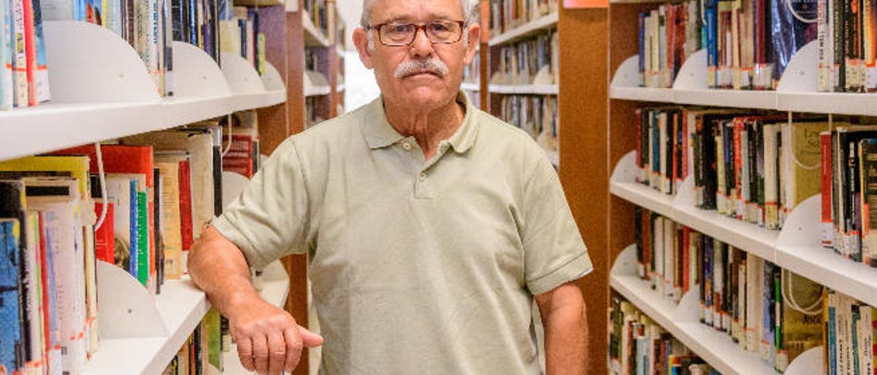 Juan Quintana, ayer, en la Biblioteca Pública del Estado.