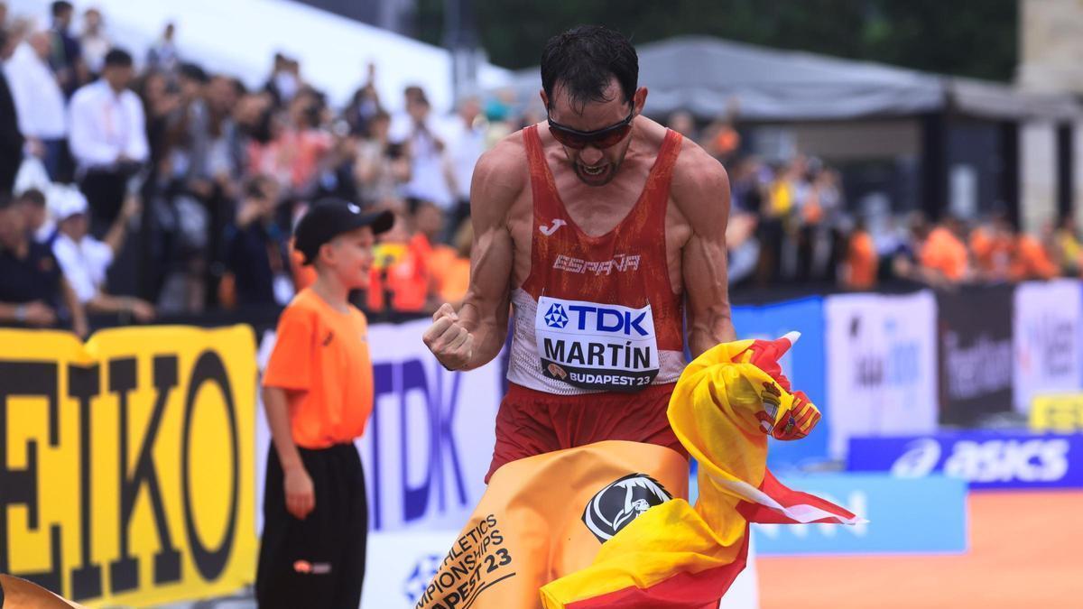Álvaro Martín celebra con rabia su victoria en la prueba de 20 kilómetros marcha del Mundial de Budapest.