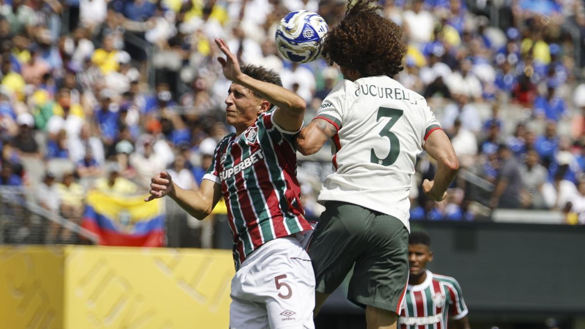 Facundo Bernal, de Fluminense, disputa un balón aéreo con Cucurella, del Chelsea, durante las semifinales del Mundial de Clubes en New Jersey, Estados Unidos.