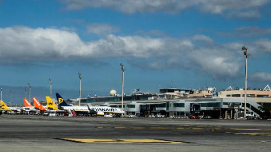 Varios aviones en el aeropuerto Tenerife Sur.