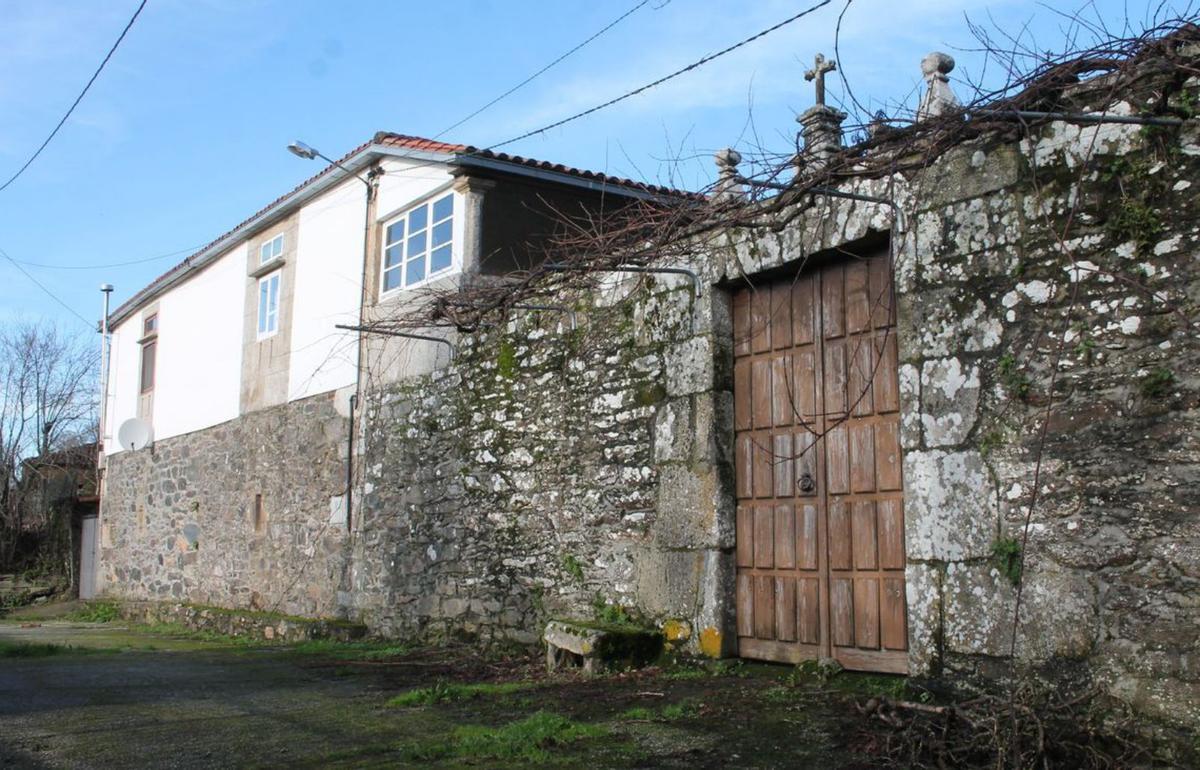 Un informante de Bustelos diante da vella casa de Bispo.  A Casa de Carballo, onde se gardaba o documento doado. E (abaixo) a casa de Viñoa, morada de Francisco López Sotomayor.  |  // D.G.A.