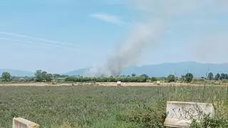 Incendi agrícola en un camp de Vila-sacra