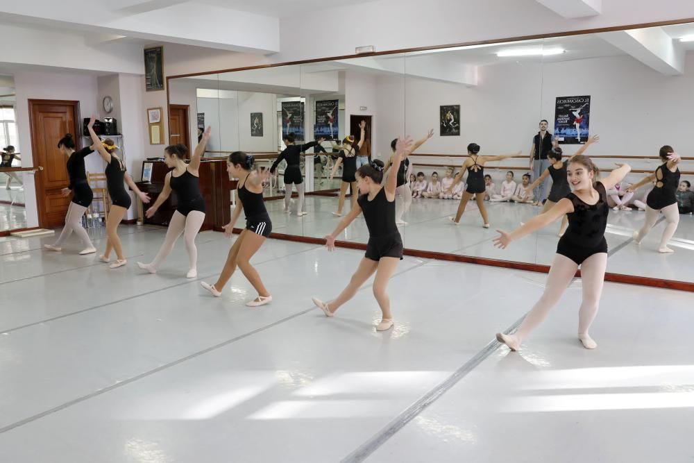 Una treintena de alumnos del conservatorio Copelia, de entre 6 y 14 años, actúan en el famoso ballet de Tchaikovski en la función que el  Ballet Imperial Ruso ofrecerá en Vigo.