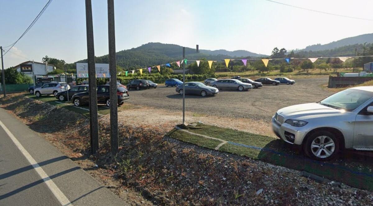 Negocio de compraventa de vehículos emplazado en A escravitude, Padrón
