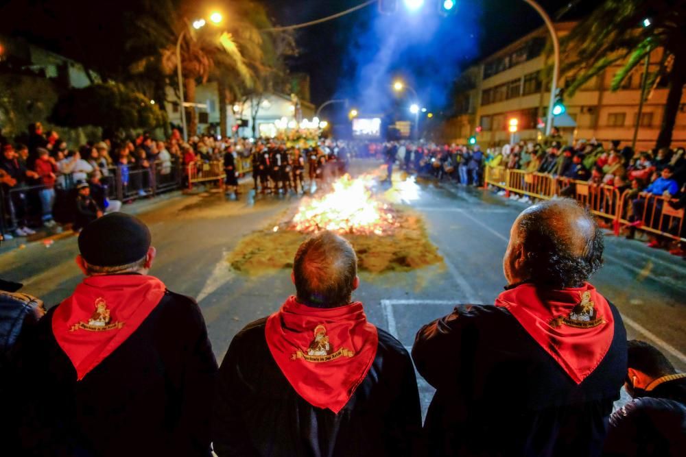 Elda arropa a San Antón pese al frío