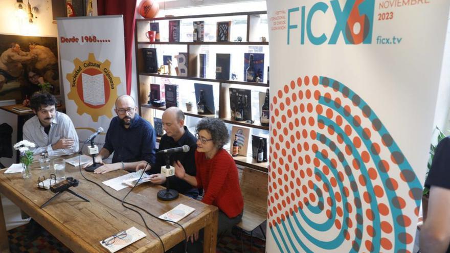 Por la izquierda, Lucas Sellán, Alejandro Díaz, Nacho Muñiz y Eva Fernández, ayer en la presentación del FICX en la librería–café Toma 3. | Miki López