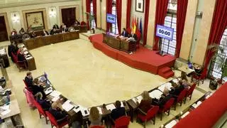 Vox y PSOE critican que el Ejecutivo tire de policías de pedanías para dirigir el tráfico en Murcia