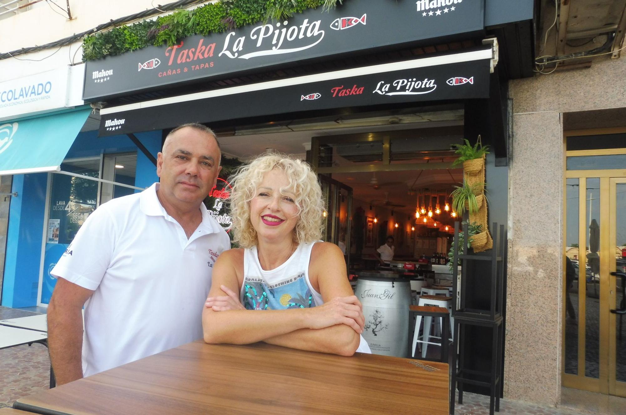 Luis Miguel y Lola llegaron de Tarancón y regentan el bar de tapas La Pijota, en el Grau de Gandia.