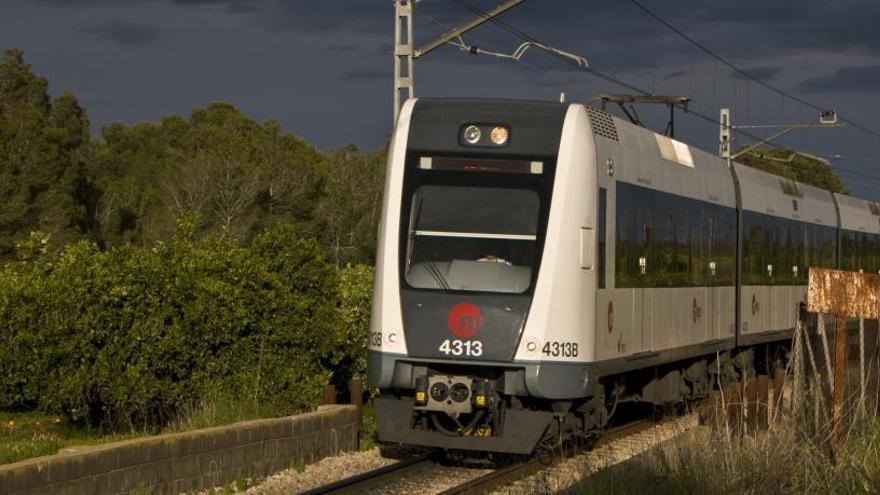 Frenazo de emergencia en Metrovalencia por un coche atravesado en la vía