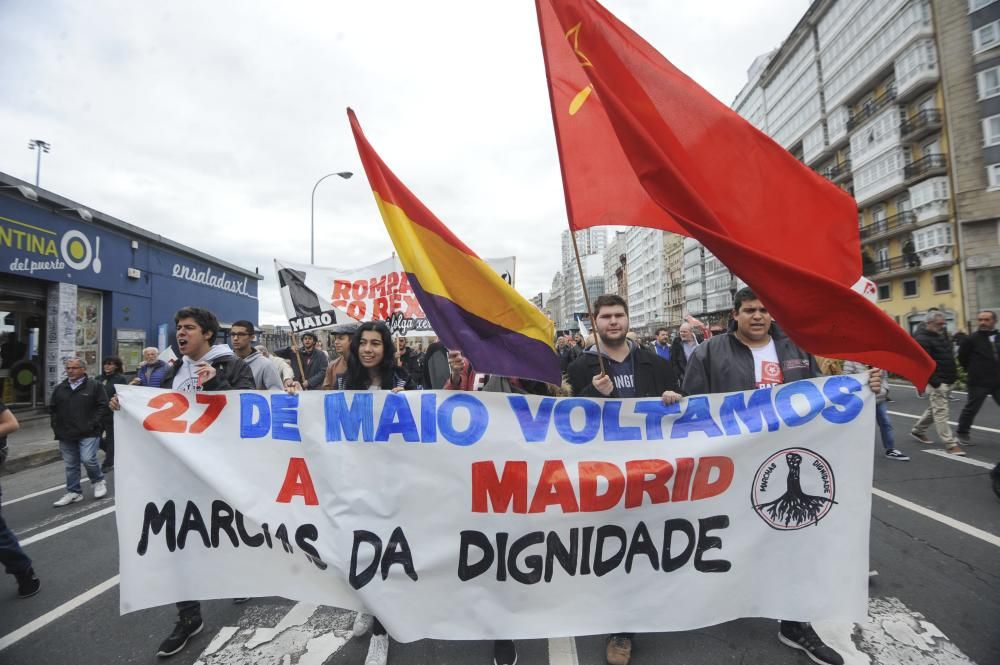 Unas 4.000 han secundado la manifestación convocada por UGT y CCOO que ha arrancado A Palloza y ha terminado en la plaza de Ourense, ante la Delegación del Gobierno en Galicia.