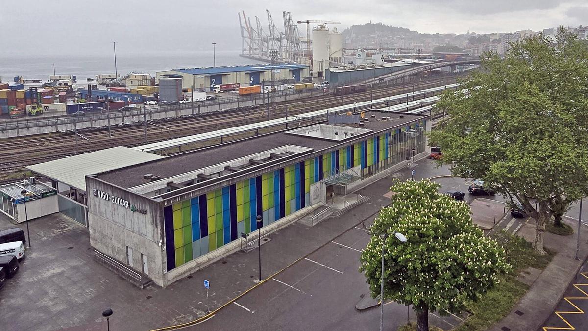 Estación de tren de Guixar, en Vigo, en el primer día del corte temporal de la línea Redondela y Guillarei , por las obras de adaptación al Corredor Atlántico.
