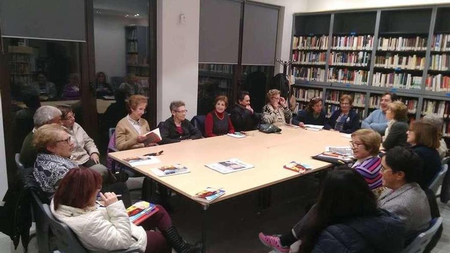 Una veintena de personas en el club de lectura de Villalpando