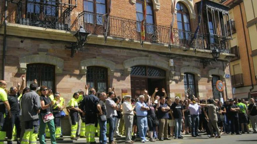 Empleados públicos concentrados en la mañana de ayer ante las puertas del Ayuntamiento en la plaza del Grano.
