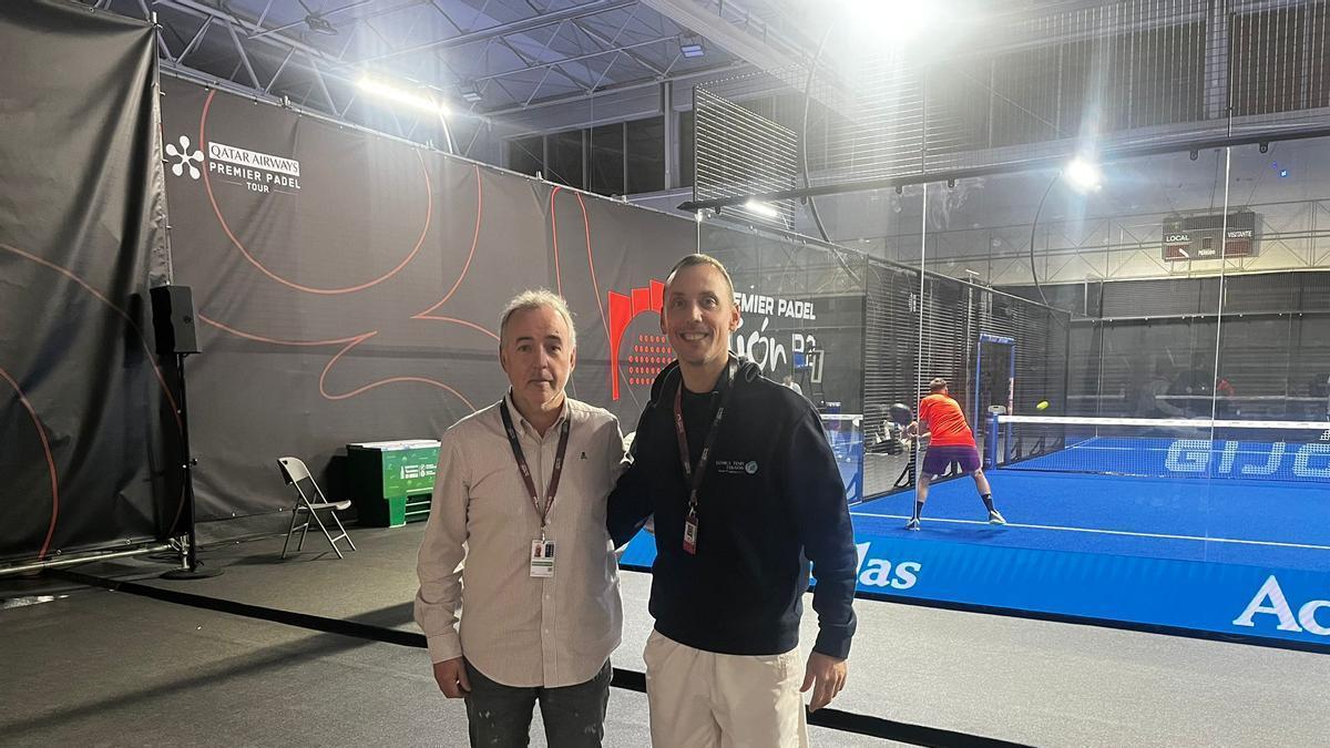 Juan Cachero y Javier Ancizu, ayer, en el Palacio de Deportes de La Guía.