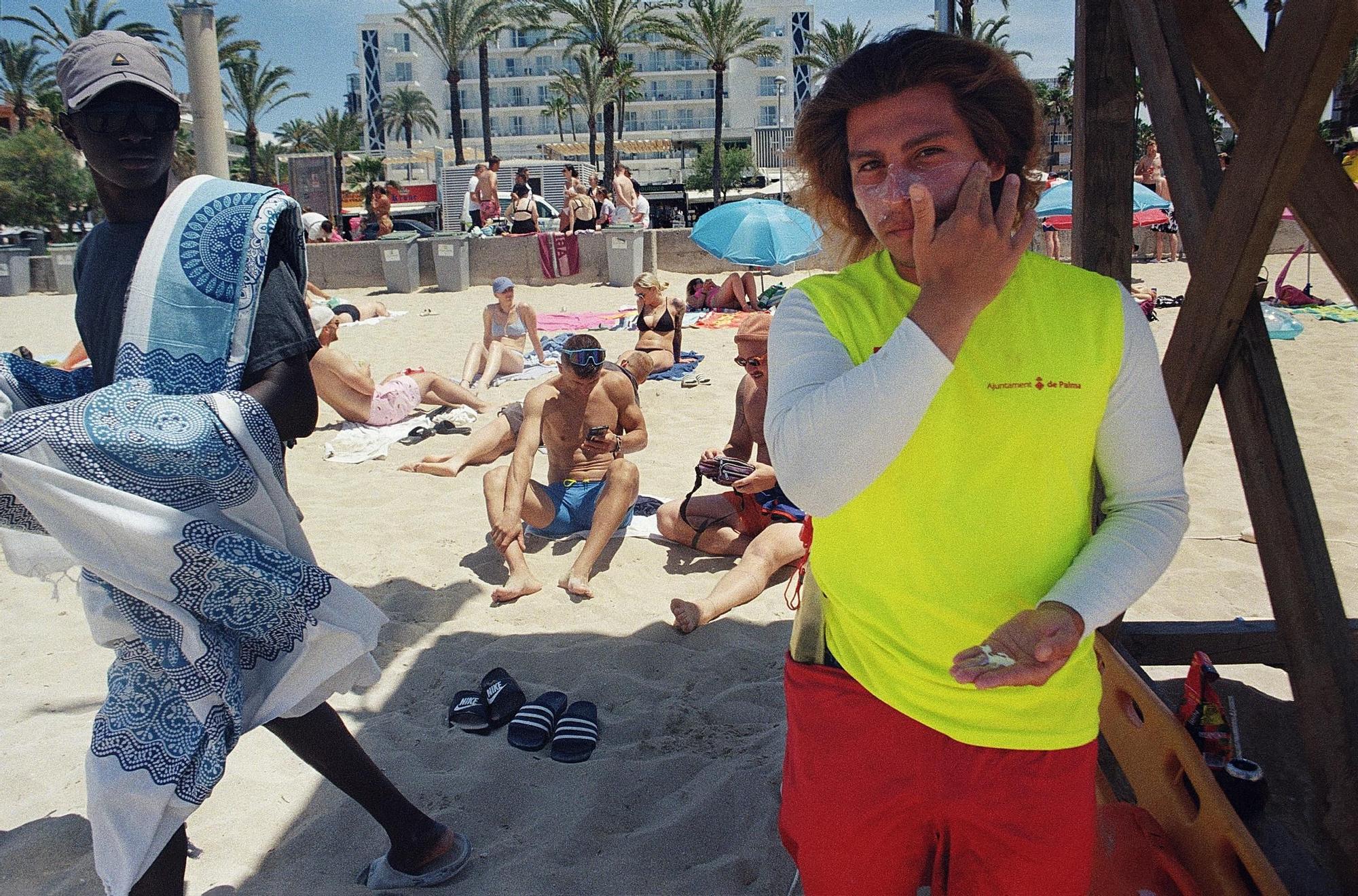 "Weine nicht, wenn der Pegel fällt": Bilder eines deutschen Straßenfotografen von der Playa de Palma auf Mallorca