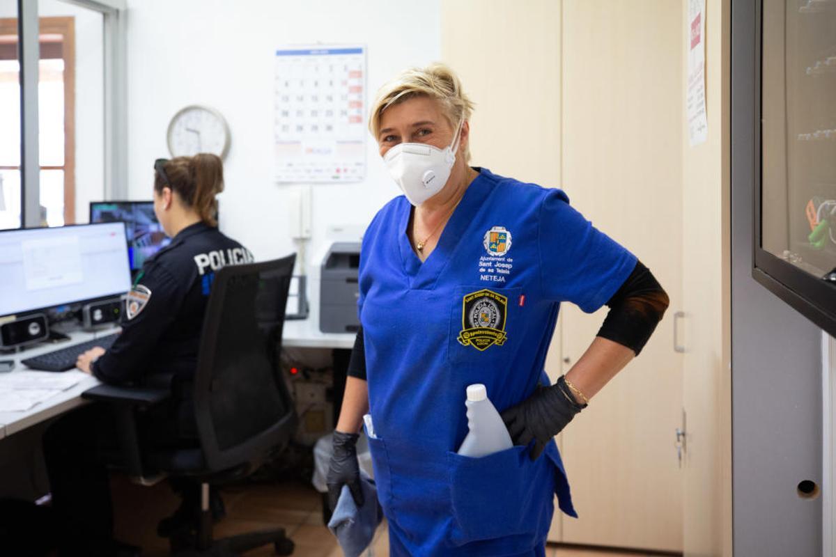 Rosa Monterde, limpiadora del retén de la Policía Local de Sant Josep