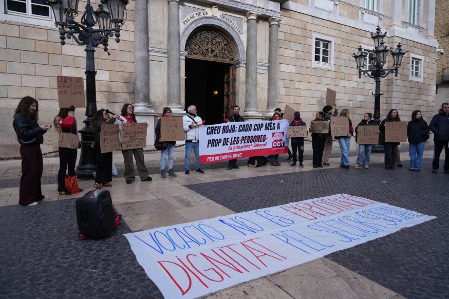 Trabajadores del centro de drogodependencias Lluís Companys, en Barcelona, protestando en la plaza Sant Jaume.