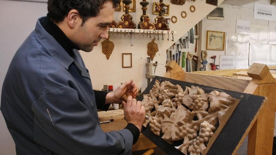 José Antonio Pérez, en pleno trabajo en uno de los paños