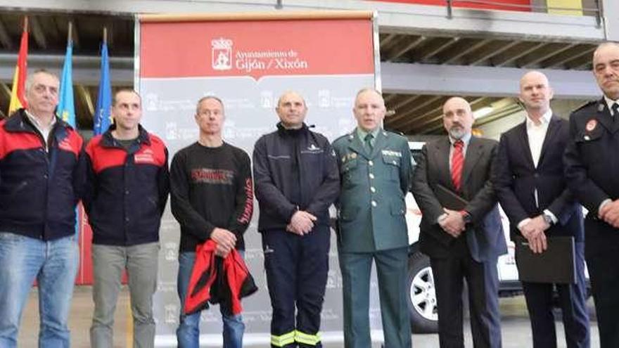 Varios de los premiados, ayer, en el parque de Bomberos.