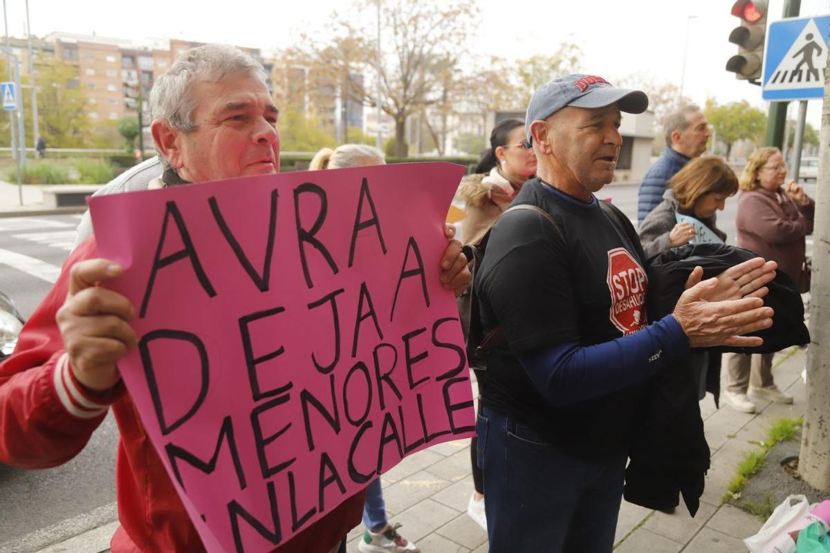 Miembros de 15M Stop Desahucios, en la concentración de este lunes en Córdoba.
