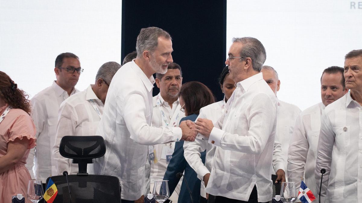 El Rey Flipe VI y el presidente de la República Dominica, Luis Abinader, el marzo de 2023