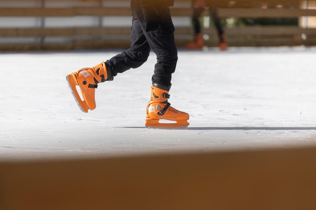 Un chico patina en la pista de hielo del mercadillo navideño de Plaza España