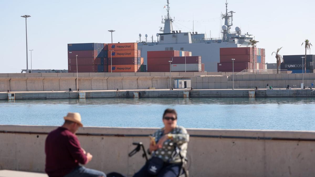El buque Juan Carlos I llega a Valencia y sustituye al Galicia en las labores de ayuda de la dana