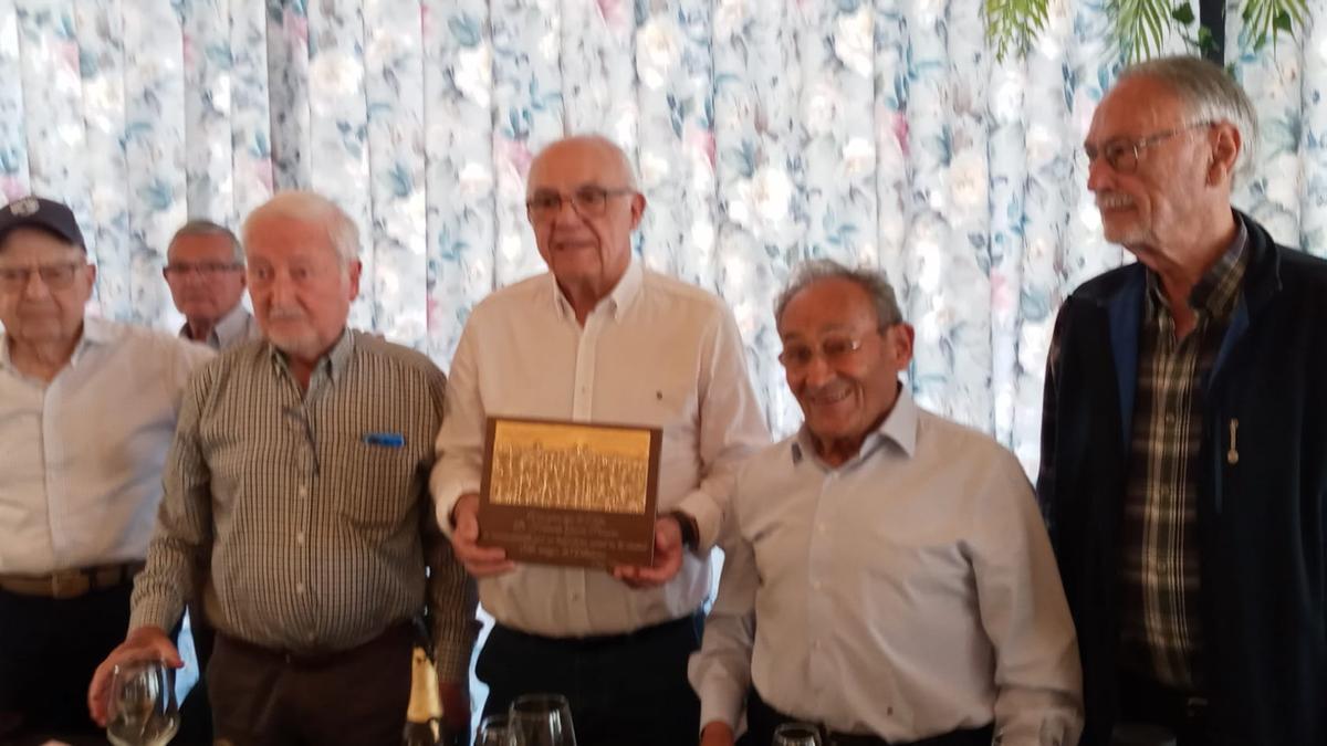 Fernando García recibió un recuerdo durante el acto en Elche