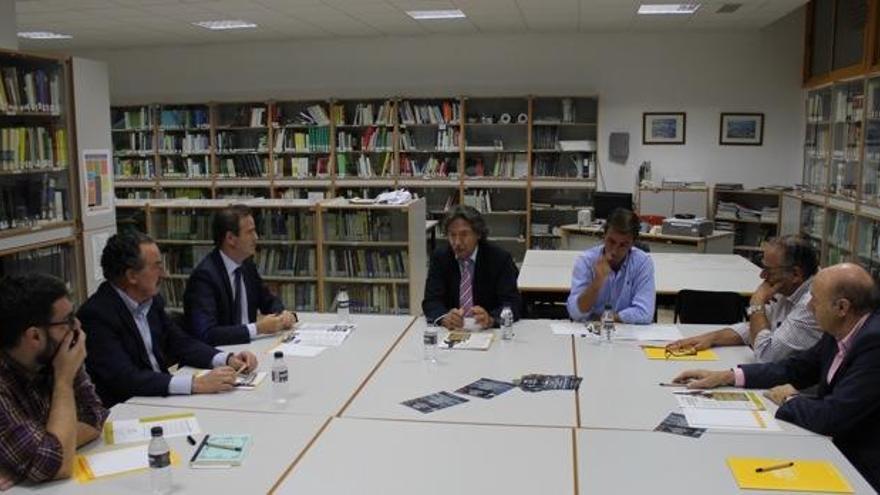 Lisardo Morán, Eduardo Rosell, Pablo Atencia, Gabriel Arrabal, Santiago Souvirón, Emilio Betés y José Carretín en una reunión mantenida para presentar el curso a la Agrupación de Cofradías.