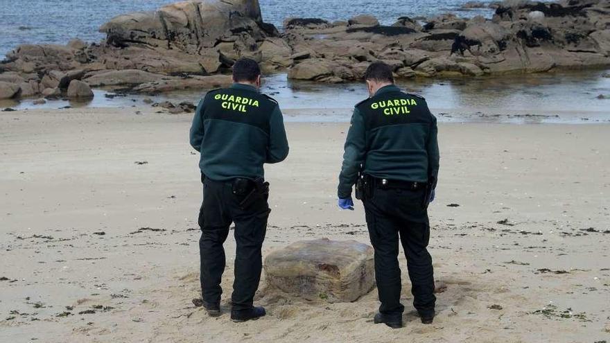 Bulto sospechoso encontrado en una de las playas de Carreirón. // Noé Parga