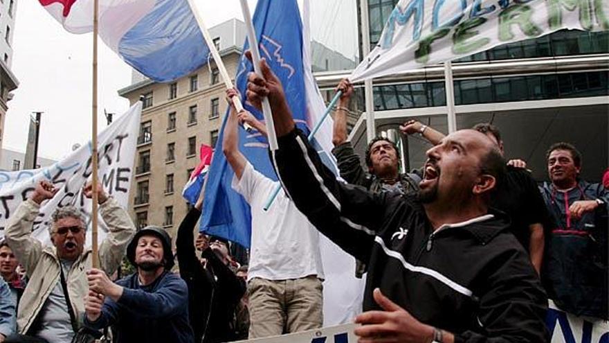 Decenas de manifestantes protestan delante de la Comisión Europea en Bruselas (Bélgica), el 4 de junio de 2008. Pescadores de Francia, Italia y otros países de la Unión Europea se han manifestado contra el alto precio del petróleo y piden ayudas a la UE.