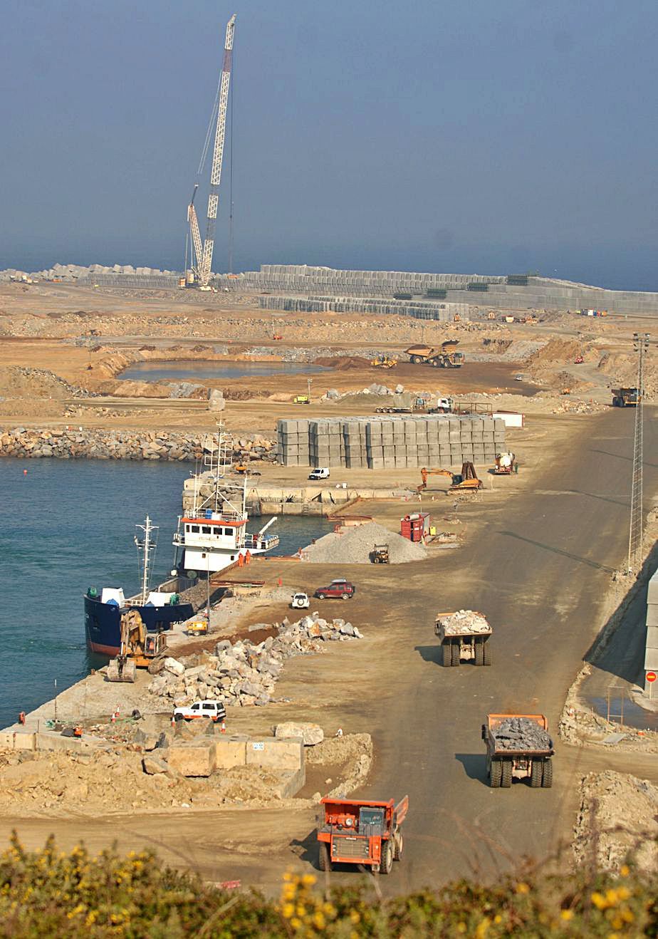 Obras de construcción del Puerto exterior de punta Langosteira, en 2009.