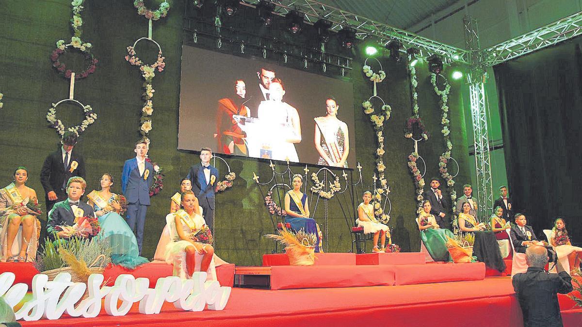 Los representantes festivos en el escenario del recinto multiusos.