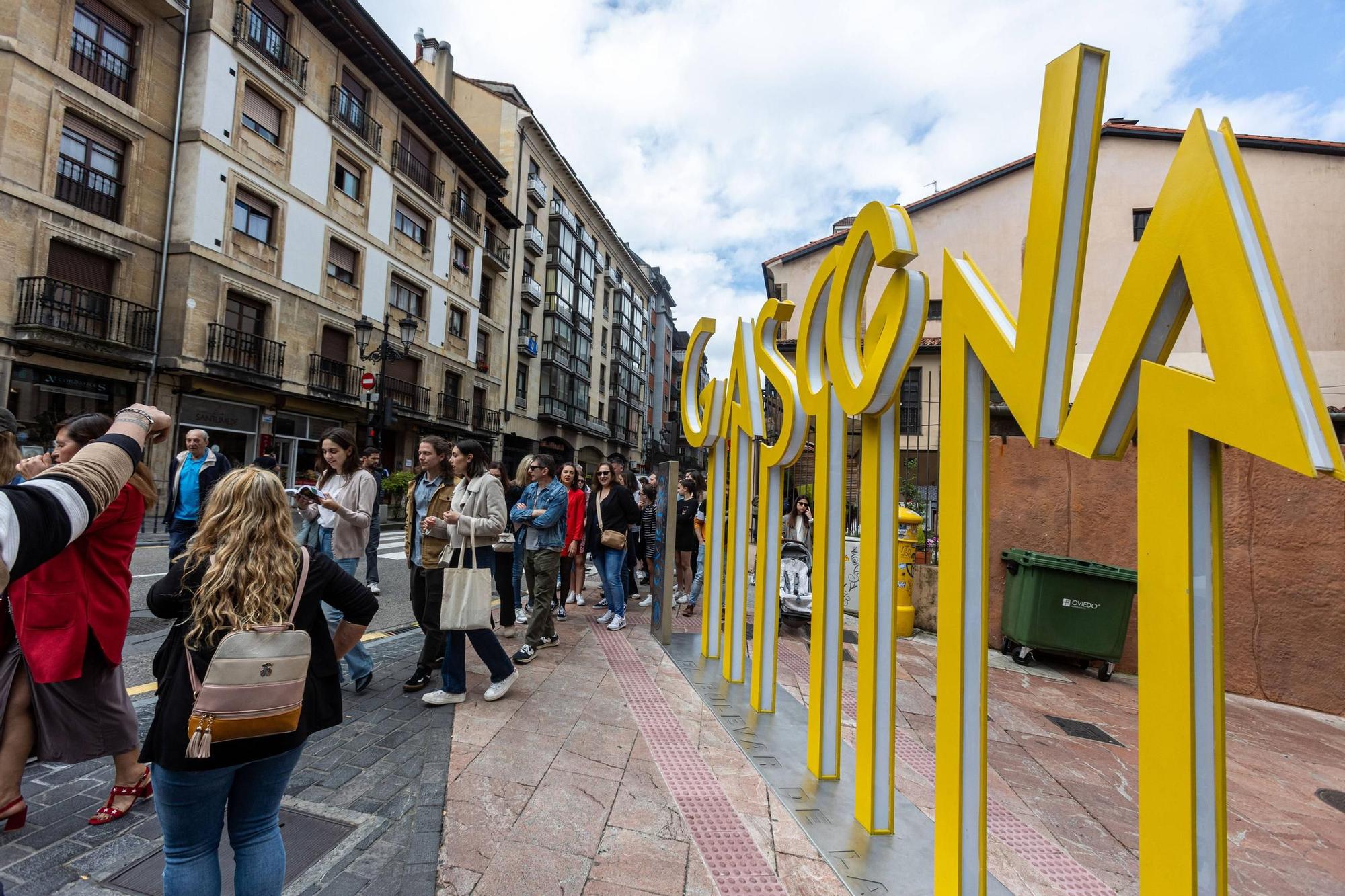 EN IMÁGENES: El buen tiempo y el oviedismo maridan una preba de la sidra multitudinaria en Gascona