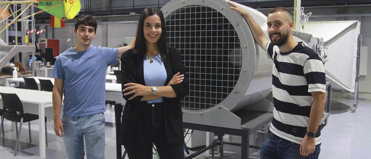 Enrique Aldao, Uxía García y Marco Casanova, junto al túnel de viento, en los laboratorios del campus de Ourense.