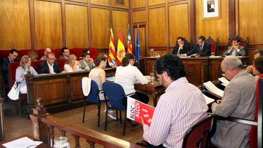 Los concejales durante el pleno celebrado ayer en Alcoy.