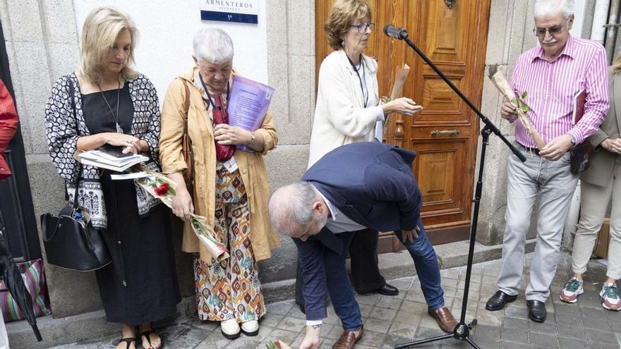 El concejal Gonzalo Castro coloca unas flores sobre el ‘stolpersteine’ de González del Valle.   | // LOC