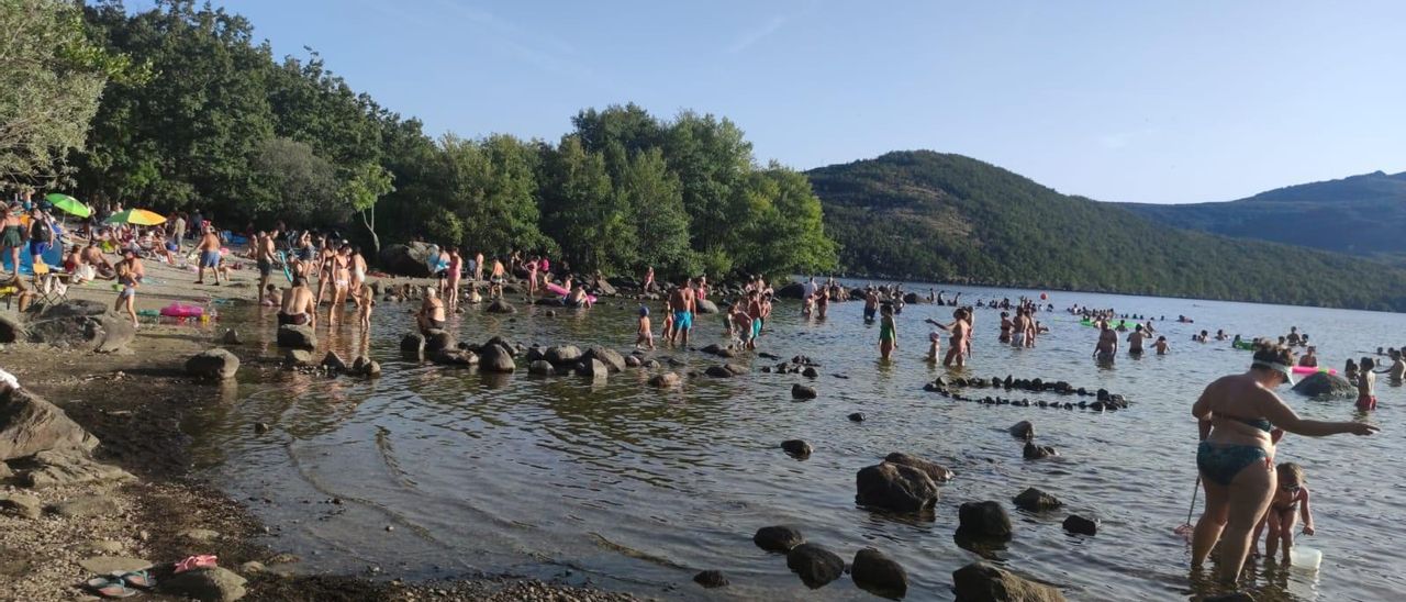 El Lago de Sanabria, hasta la bandera durante la cuarta ola de calor