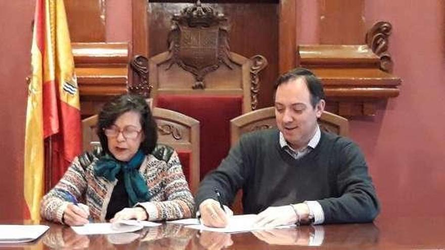 Teresa Iglesias y Alejandro Vega firman el convenio.